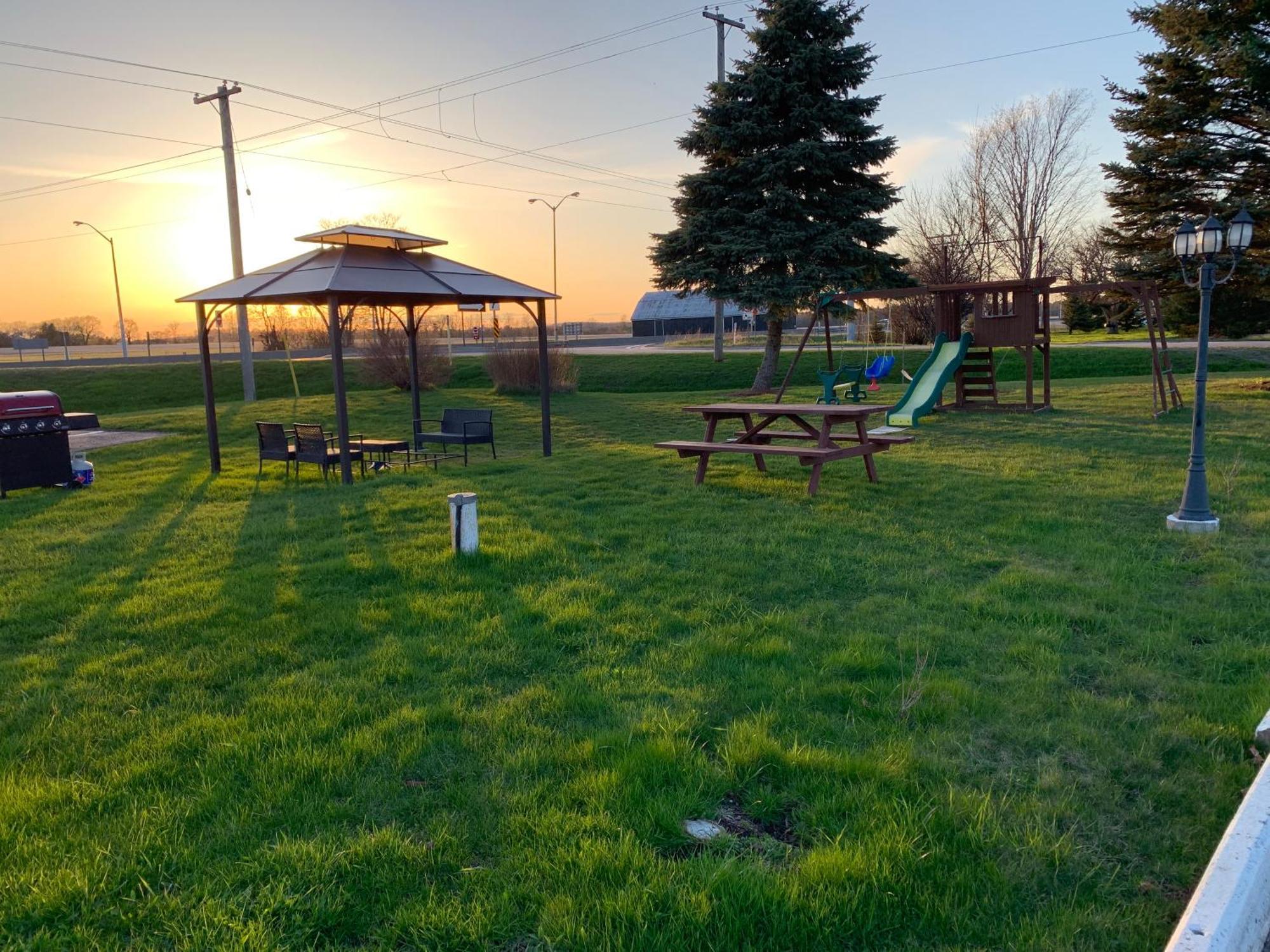 Twin Oaks Motel Orono 外观 照片
