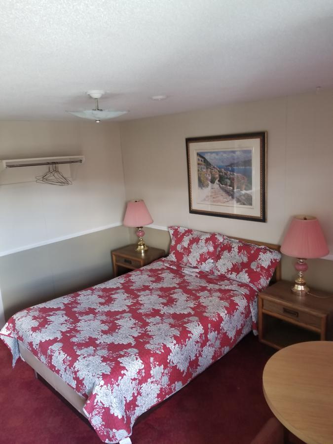 Twin Oaks Motel Orono 外观 照片