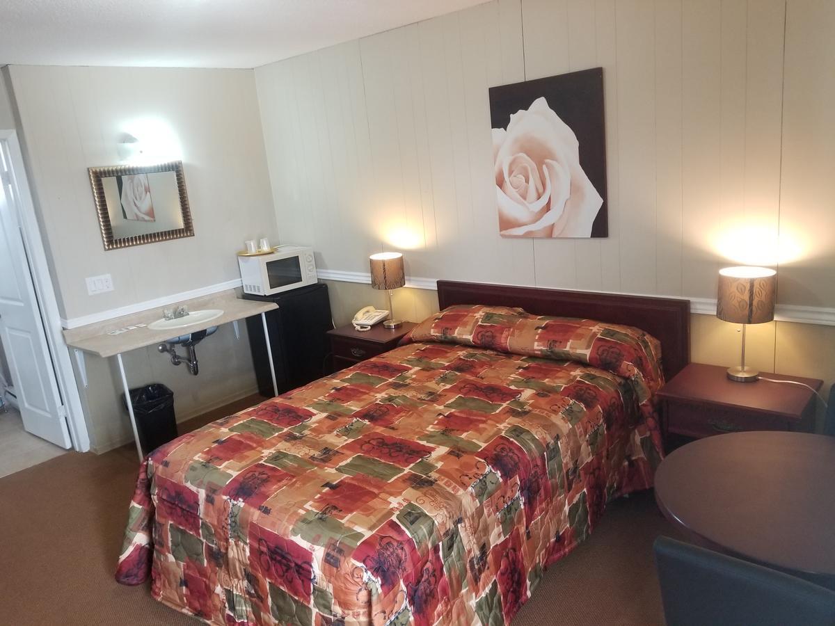 Twin Oaks Motel Orono 外观 照片