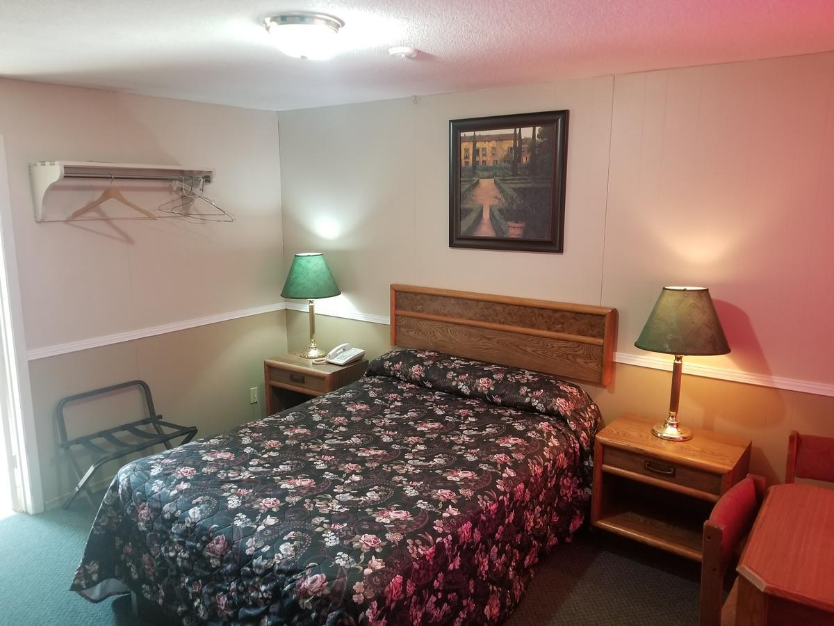 Twin Oaks Motel Orono 外观 照片
